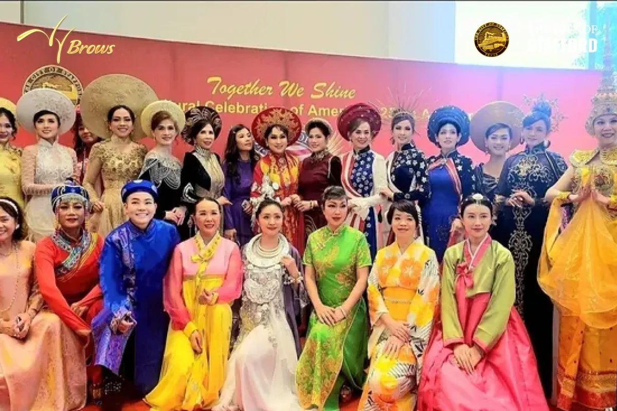 Giàn hoa hậu, người mẫu trong những trang phục đại diện cho Quốc Gia tại Together We Shine — Lễ kỷ niệm 250 năm lập quốc Hoa Kỳ, Stafford Centre, ngày 8 tháng 5 năm 2026
